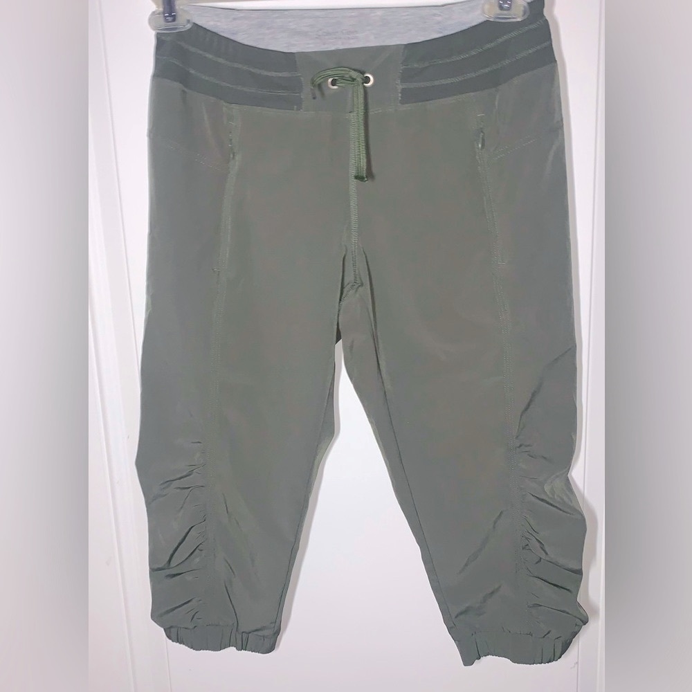 Calvin Klein Women’s performance army green Capri pants